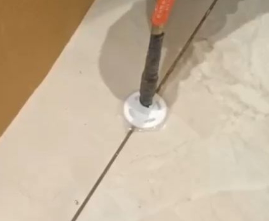 克拉玛依瓷砖空鼓维修公司专业解答瓷砖在铺贴过程中，如果没有涂抹均匀到位的粘结材料（如水泥砂浆或瓷砖胶），可能会导致以下问题